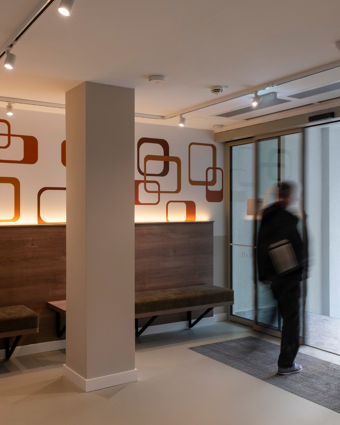 Raus aus der Tür, rein in die Hamburger City
Vom HUB Apartments St. Georg bist du in nur wenigen Minuten mitten im Geschehen der Hamburger Innenstadt. Ob zum Bummeln durch die Mönckebergstraße, für einen Kaffee an der Alster oder für dein Meeting im Zentrum: von hier aus erreichst du alles super schnell und unkompliziert.
Perfekt für alle, die kurze Wege und ultimative City-Vibes lieben.