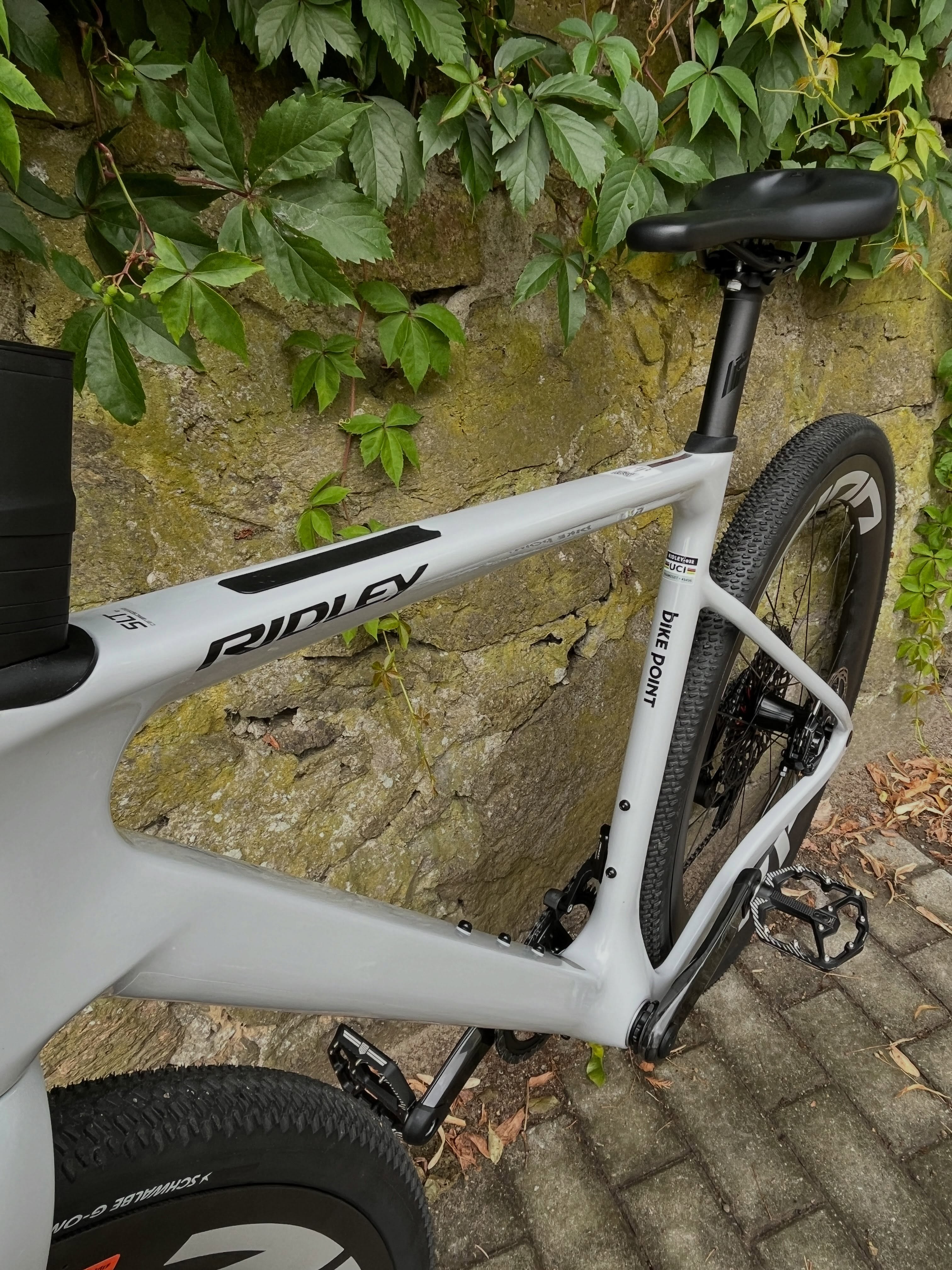 Details, die den Unterschied machen. 👀🔥
Beim Aufbau dieses Ridley ASTR wurde ordentlich aufgefahren: SRAM Force / GX Mullet 1x13-fach trifft auf einen Zipp 303 XPLR Laufradsatz.
Ein Setup für alle, die beim Gravelbike nicht zwischen Performance und Abenteuer wählen wollen. Leicht, schnell und bereit für alles, was hinter dem nächsten Abzweig wartet. 🚀
Und genau dafür lieben wir Custom Builds: Du bestimmst, was deine persönliche Gravel-Waffe ausmacht. 💥
#ridley #ridleyastr #sram #sramforce #bikepointdresden
