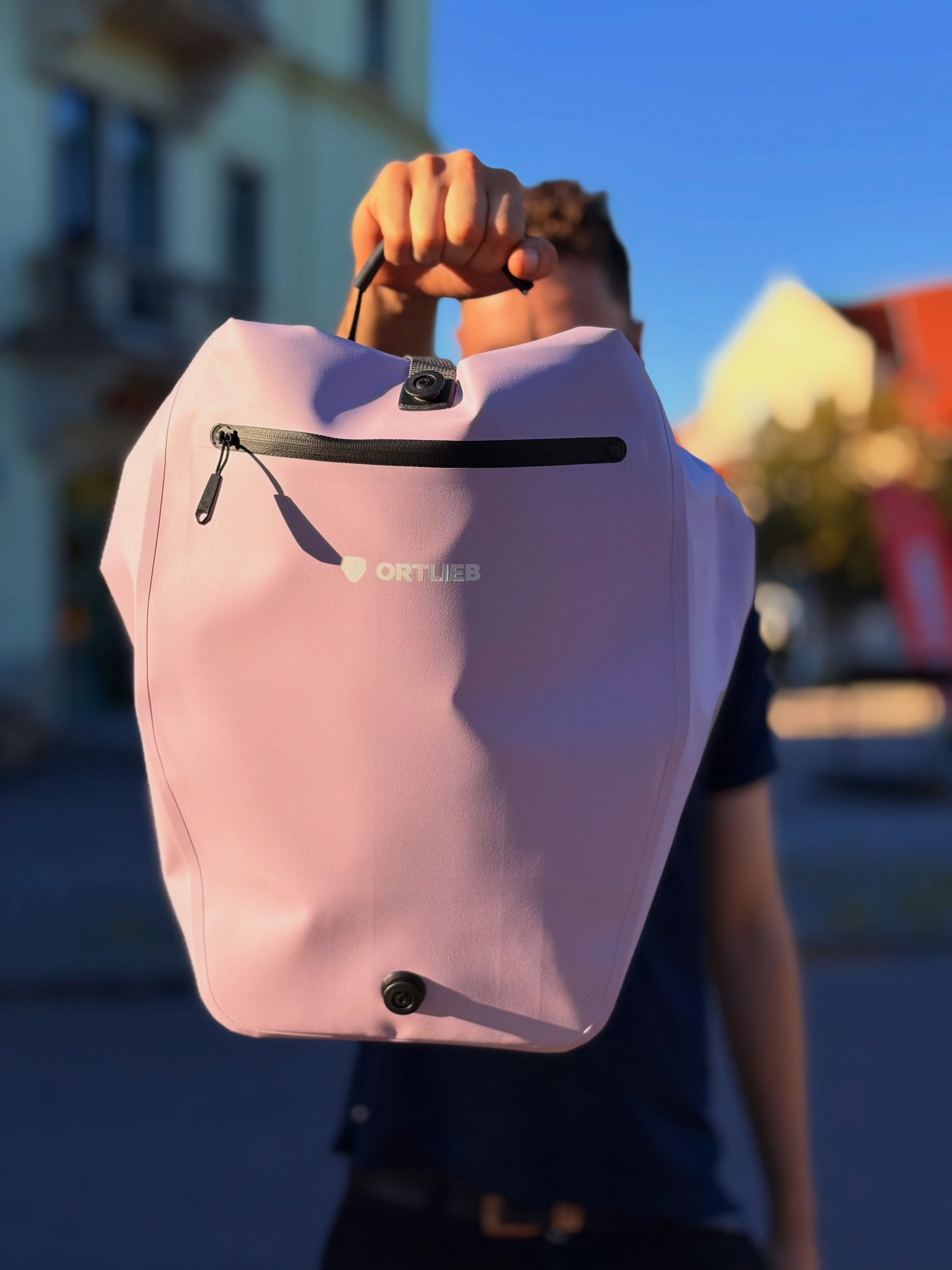 🚨 @ortlieb_waterproof bekommt ein Upgrade!🚨
Neue Taschen, frische Farben und schicke Designs – und mittendrin: TIDURA®👀
Das neue Materialsystem von ORTLIEB verbindet robustes Gewebe, wasserdichte Beschichtung und hochfrequenz-verschweißte Nähte zu einem System. Das Ergebnis: wasserdicht, extrem strapazierfähig und gemacht für lange Haltbarkeit. 💪💦
Dabei setzt TIDURA® auf Reparierbarkeit und austauschbare Komponenten – vom Alltag bis zum harten Outdoor-Einsatz. 🚲🏕️
Und optisch gibt’s ebenfalls ordentlich frischen Wind: neue Farben, neue Designs, neue Taschen. 🎨
👉 Die neuen TIDURA®-Produkte gibt’s ab sofort bei uns im bikepoint Dresden!
Kommt vorbei und schaut sie euch live an. 😎
#bikepointdresden #ortlieb #tidura #ortliebtidura #fahrradtaschen