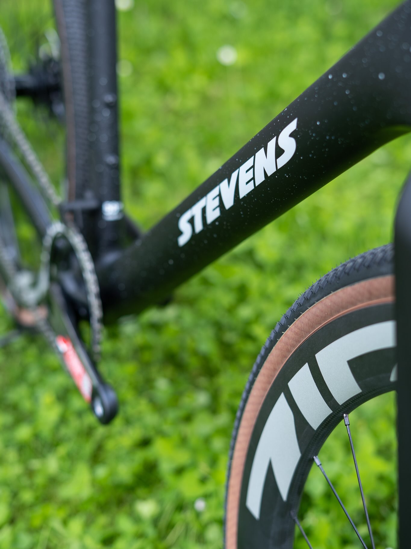 🏁 Auflösung: RS steht für RACE SPORT! 🔥
Und das ist beim STEVENS Camino RS Pro AXS definitiv Programm. Ein Gravelbike, das nicht nur schnell aussieht, sondern auch bei jedem Detail auf Performance getrimmt ist. 👀
Von der SRAM Force AXS Schaltgruppe bis zum sportlich abgestimmten Carbonrahmen – hier steckt ordentlich Race-DNA drin. 💨
Gravel kann Abenteuer. Aber Gravel kann eben auch Race Sport. 😎
#stevens #stevensbikes #caminors #caminorsproaxs #bikepointdresden