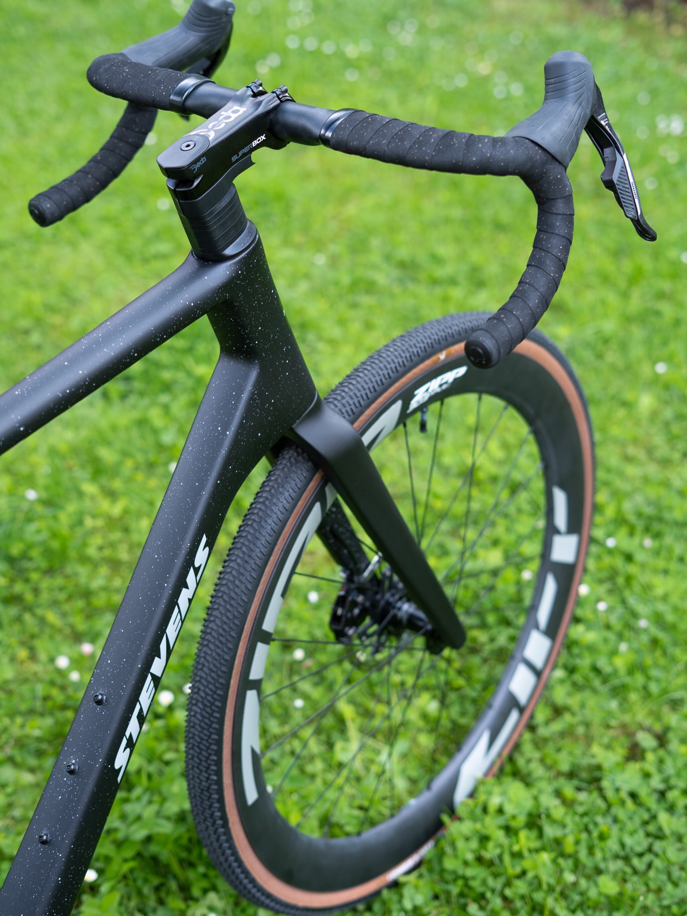 🏁 Auflösung: RS steht für RACE SPORT! 🔥
Und das ist beim STEVENS Camino RS Pro AXS definitiv Programm. Ein Gravelbike, das nicht nur schnell aussieht, sondern auch bei jedem Detail auf Performance getrimmt ist. 👀
Von der SRAM Force AXS Schaltgruppe bis zum sportlich abgestimmten Carbonrahmen – hier steckt ordentlich Race-DNA drin. 💨
Gravel kann Abenteuer. Aber Gravel kann eben auch Race Sport. 😎
#stevens #stevensbikes #caminors #caminorsproaxs #bikepointdresden