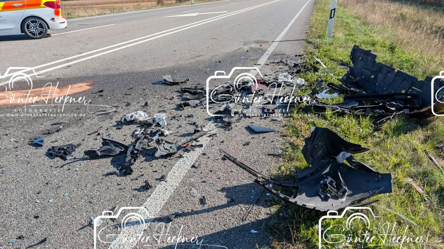 🗓️Datum: 29.09.2026
⏰Uhrzeit: 15.28 Uhr
🚒🚑 Einsatzart: THL 1
📍Einsatzort: Flughafentangente Ost
🚒🚑🚁🚓 Eingesetzte Kräfte:
@feuerwehr_altenerding
@feuerwehr_aufkirchen
@feuerwehr_notzing
@feuerwehr_moosinning
@kreisbrandinspektion_erding
@brk_kreisverband_erding
@ims_rettungsdienst
@christoph.muenchen
@polizeiobn
Pkw gerät auf die Gegenfahrbahn
Am Dienstagnachmittag gegen 15:25 Uhr fuhr ein 76jähriger aus dem Landkreis Freyung-Grafenau mit seinem Nissan die Staatsstraße 2580 von der A 94 kommend Richtung A 92. Kurz vor der Anschlussstelle „Erding-Mitte“ kam er aus bislang ungeklärter Ursache auf die Gegenfahrbahn und prallte dort mit einem entgegenkommenden Renault zusammen, welcher von einem 61jährigen Erdinger gesteuert wurde. Der Unfallverursacher wurde ins Klinikum Erding verbracht. Der 61jährige Erdinger musste von der Feuerwehr aus dem Pkw geborgen werden und mit dem Rettungshubschrauber ins Klinikum Großhadern transportiert werden. Die FTO war für etwa 3,5 Stunden in beide Fahrtrichtungen gesperrt. Der Sachschaden beläuft sich auf ca. 30.000 €. Die Feuerwehren Aufkirchen, Notzing, Altenerding und Moosinning warem mit 23 Einsatzkräften vor Ort.
Quelle: PI Erding
📷 Günter Herkner
#thl #unfall #feuerwehr #rettungsdienst #polizei luftrettung blaulicht technischehilfe gefahrgut abc brand freiwilligefeuerwehr