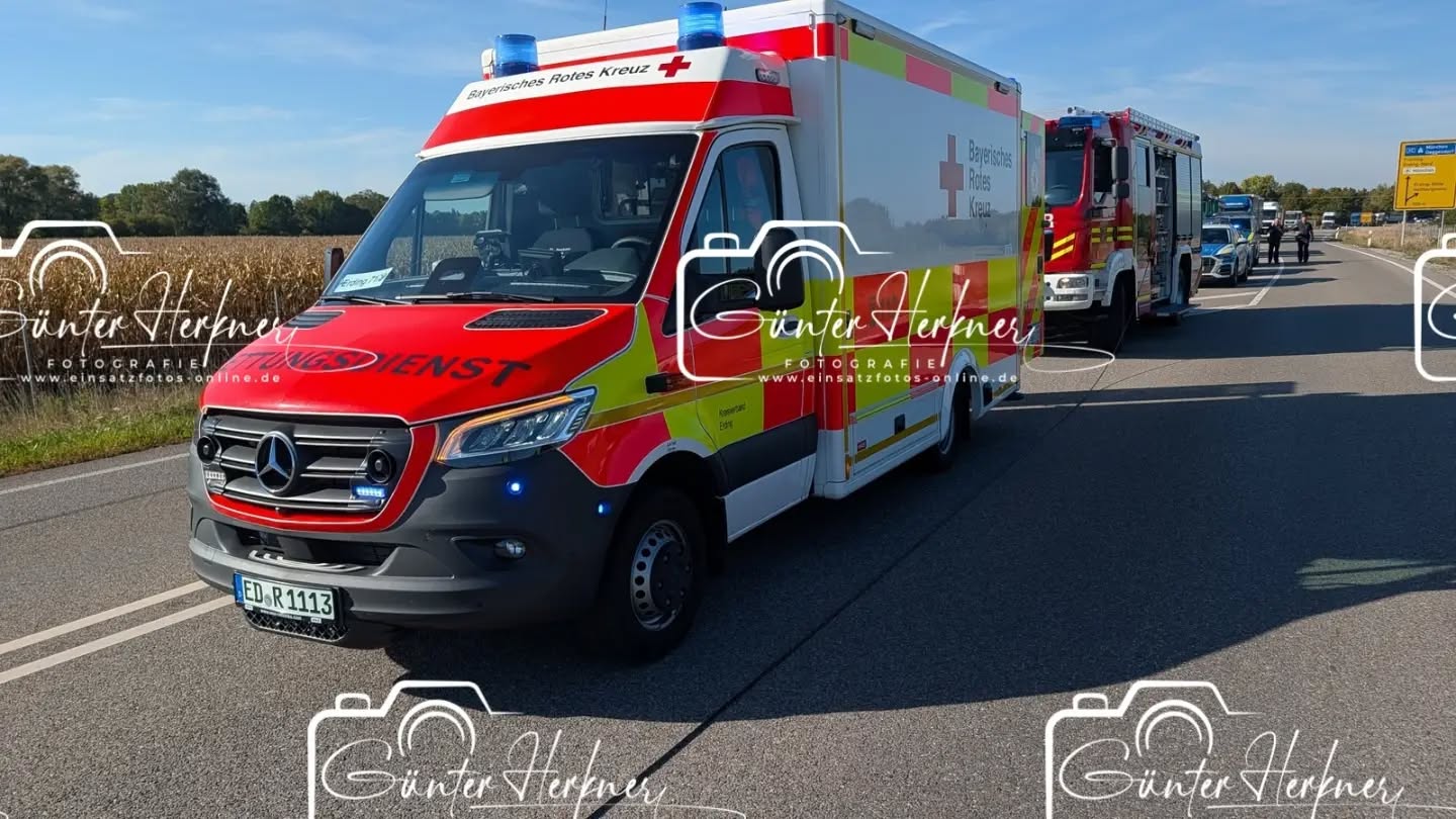 🗓️Datum: 29.09.2026
⏰Uhrzeit: 15.28 Uhr
🚒🚑 Einsatzart: THL 1
📍Einsatzort: Flughafentangente Ost
🚒🚑🚁🚓 Eingesetzte Kräfte:
@feuerwehr_altenerding
@feuerwehr_aufkirchen
@feuerwehr_notzing
@feuerwehr_moosinning
@kreisbrandinspektion_erding
@brk_kreisverband_erding
@ims_rettungsdienst
@christoph.muenchen
@polizeiobn
Pkw gerät auf die Gegenfahrbahn
Am Dienstagnachmittag gegen 15:25 Uhr fuhr ein 76jähriger aus dem Landkreis Freyung-Grafenau mit seinem Nissan die Staatsstraße 2580 von der A 94 kommend Richtung A 92. Kurz vor der Anschlussstelle „Erding-Mitte“ kam er aus bislang ungeklärter Ursache auf die Gegenfahrbahn und prallte dort mit einem entgegenkommenden Renault zusammen, welcher von einem 61jährigen Erdinger gesteuert wurde. Der Unfallverursacher wurde ins Klinikum Erding verbracht. Der 61jährige Erdinger musste von der Feuerwehr aus dem Pkw geborgen werden und mit dem Rettungshubschrauber ins Klinikum Großhadern transportiert werden. Die FTO war für etwa 3,5 Stunden in beide Fahrtrichtungen gesperrt. Der Sachschaden beläuft sich auf ca. 30.000 €. Die Feuerwehren Aufkirchen, Notzing, Altenerding und Moosinning warem mit 23 Einsatzkräften vor Ort.
Quelle: PI Erding
📷 Günter Herkner
#thl #unfall #feuerwehr #rettungsdienst #polizei luftrettung blaulicht technischehilfe gefahrgut abc brand freiwilligefeuerwehr