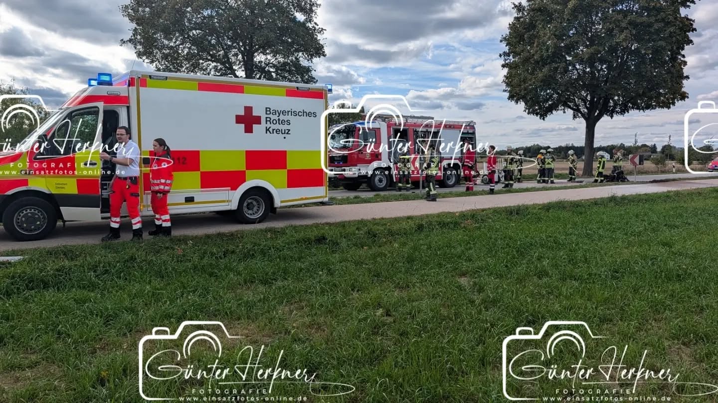 🗓️Datum: 09.10.2026
⏰Uhrzeit: 14.42 Uhr
🚒🚑 Einsatzart: THL 1
📍Einsatzort: St.2331
🚒🚑🚁🚓 Eingesetzte Kräfte:
@feuerwehr_forstern
@ffw_hohenlinden
@drf.luftrettung
@brkebersberg
@brkhaag
@polizeiobn
Motorrad kollidiert mit Gegenverkehr – Fahrer erliegt seinen Verletzungen
Am Freitagnachmittag gegen 14:30 Uhr befuhr ein 55jähriger aus dem Landkreis Mühldorf am Inn mit seinem Kraftrad des Fabrikats BMW die Staatsstraße 2331 von Forstern kommend Richtung Hohenlinden. In Zuge eines Überholmanövers geriet dieser im Bereich einer Kurve mit seinem Kraftrad auf die Gegenfahrbahn und kollidierte frontal mit einem entgegenkommenden LKW. Durch die Kollision wurde der 55jährige erheblich verletzt und erlag noch am Unfallort seinen Verletzungen. Das Kraftrad fing bereits bei der Kollision Feuer und brannte vollständig aus. Der 22jährige LKW-Fahrer, welcher ebenfalls im Landkreis Mühldorf am Inn wohnhaft ist, wurde bei der Kollision nicht verletzt. Durch den Trümmerflug wurde ferner ein PKW einer weiteren Verkehrsteilnehmerin beschädigt. Im Zuge der Erstmaßnahmen am Unfallort, sowie der anschließenden Verkehrsunfallaufnahme verblieb die Staatsstraße 2331für ca. 5 Stunden vollständig gesperrt. Neben Kräften der Polizei waren Einsatzkräfte der Freiwilligen Feuerwehren Forstern und Hohenlinden, mehrere Rettungswägen, ein Rettungshubschrauber und ein Notarzt im Einsatz. Der Sachschaden beläuft sich auf insgesamt ca. 26.000 €.
Quelle:PI Erding
📷 Günter Herkner
#thl #unfall #feuerwehr #rettungsdienst #polizei luftrettung blaulicht technischehilfe gefahrgut abc brand freiwilligefeuerwehr