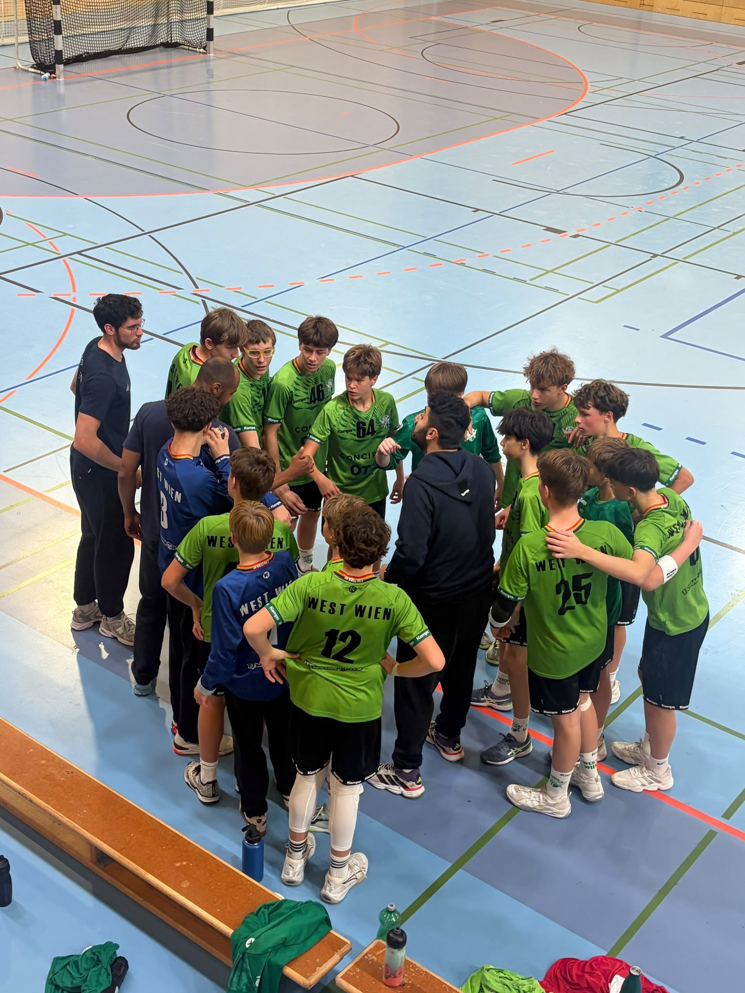 Ein Wochenende voller Handball!
Am Sonntag standen wieder einige spannende Begegnungen auf dem Programm: Unsere U14 musste sich im EliteCup den FIVERS mit 20:25 geschlagen geben. Auch die U18 unterlag den FIVERS denkbar knapp. Kopf hoch, Jungs - wir kämpfen weiter!💪
Grund zur Freude gab es dafür gleich mehrfach: Unsere U12 feierte einen Sieg gegen die Wölfe, die U16 gewann im EliteCup gegen Graz und die Regionalliga setzte sich gegen Perchtoldsdorf durch.🙌
Ein ganz besonderer Erfolg gelang außerdem unseren Frauen der DHC x WEST WIEN-Kooperationsmannschaft: Der erste Sieg seit der Gründung der Mannschaft vor einem Jahr!❤️🔥
Und weil auch der Samstag einiges zu bieten hatte, gibt’s zum Abschluss noch Eindrücke vom Sieg unserer U11-1 gegen Fünfhaus!🔥
#concirclewestwien #handballaustria #hlachallenge #alwaysplayheart #wochenendrückblick